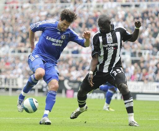 Michael Ballack (Chelsea, li.) gegen Abdoulaye Faye (Newcastle) - EDITORIAL USE ONLY. No use with unauthorised audio, video, data, fixture lists, club league logos or live services. Online in-match use limited to 120 images, no video emulation. No use in betting, games or single club league player publications. Fußball Herren English Premier League 2007 2008, 1. Englische Liga, Newcastle United - Chelsea FC London 0:2 Gruppe Newcastle Dynamik, Fußball Herren English Premier League 2007 2008, 1. Englische Liga, Newcastle United - Chelsea FC London 0:2 Gruppe Newcastle Dynamik,