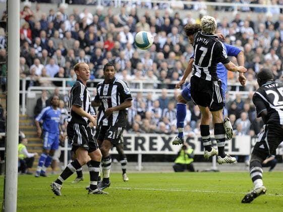 Michael Ballack (Chelsea, re.) trifft gegen Alan Smith (Newcastle) zum 1:0 - EDITORIAL USE ONLY. No use with unauthorised audio, video, data, fixture lists, club league logos or live services. Online in-match use limited to 120 images, no video emulation. No use in betting, games or single club league player publications. Fußball Herren English Premier League 2007 2008, 1. Englische Liga, Newcastle United - Chelsea FC London 0:2 Gruppe Newcastle Dynamik, Fußball Herren English Premier League 2007 2008, 1. Englische Liga, Newcastle United - Chelsea FC London 0:2 Gruppe Newcastle Dynamik,
