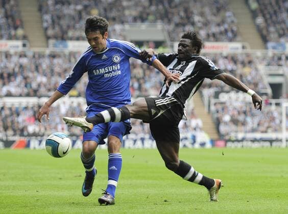 Paulo Ferreira (Chelsea, li.) gegen Obafemi Martins (Newcastle) - EDITORIAL USE ONLY. No use with unauthorised audio, video, data, fixture lists, club league logos or live services. Online in-match use limited to 120 images, no video emulation. No use in betting, games or single club league player publications. Fußball Herren English Premier League 2007 2008, 1. Englische Liga, Newcastle United - Chelsea FC London 0:2 Gruppe Newcastle Dynamik, Fußball Herren English Premier League 2007 2008, 1. Englische Liga, Newcastle United - Chelsea FC London 0:2 Gruppe Newcastle Dynamik,