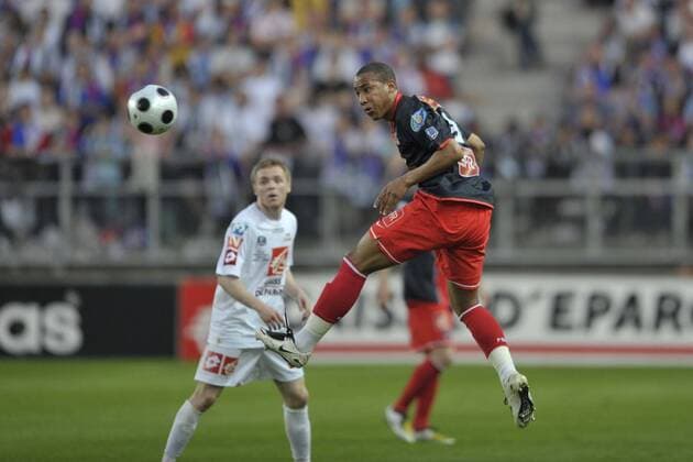 Loris Arnaud (Paris St. Germain, li.) am Ball - Fußball Herren Coupe de France 2007 2008, Französischer Pokal, Pokalspiel, Paris Saint Germain - Amiens SC, PSG Gruppe Amiens Dynamik, Fußball Herren Coupe de France 2007 2008, Französischer Pokal, Pokalspiel, Paris Saint Germain - Amiens SC, PSG Gruppe Amiens Dynamik,