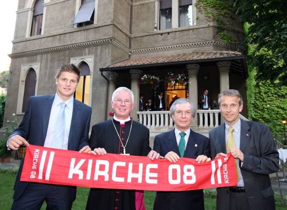 Kirche 08 - der österreichische Fußballverband bei einer Audienz im Vatikan, v.li.: Sebastian Prödl, Botschafter Martin Balldorf, Bischof Franz Lackner und ÖFB Präsident Friedrich Stickler (alle Österreich) - Fußball Herren Vorschau EM 2008, Euro, Vatikan, Vatikanstaat, Papstaudienz, Fussballfieber, Nationalteam, Gruppe Papst Rom Fußball Herren Vorschau EM 2008, Euro, Vatikan, Vatikanstaat, Papstaudienz, Fussballfieber, Nationalteam, Gruppe Papst Rom