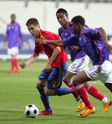 Ruben Rochina (Spanien U17, li.) gegen Loic Damour (Mitte) und William Remy (beide Frankreich U17) - Fußball EM Herren U17 EM 2008, U 17, Jugend, Junioren, Nachwuchs, Nationalteam, Nationaltrikot, Länderspiel, Gruppe Kundu Dynamik, Fußball EM Herren U17 EM 2008, U 17, Jugend, Junioren, Nachwuchs, Nationalteam, Nationaltrikot, Länderspiel, Gruppe Kundu Dynamik,