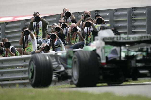 Breites Medieninteresse - Sportfotografen nehmen den Honda Boliden ins Visier Motorsport Grand Prix Herren Großer Preis der Türkei 2008, Formel 1 Weltmeisterschaft, F1, F, GP, WM Totale Istanbul Motorsport Grand Prix Herren Großer Preis der Türkei 2008, Formel 1 Weltmeisterschaft, F1, F, GP, WM Totale Istanbul