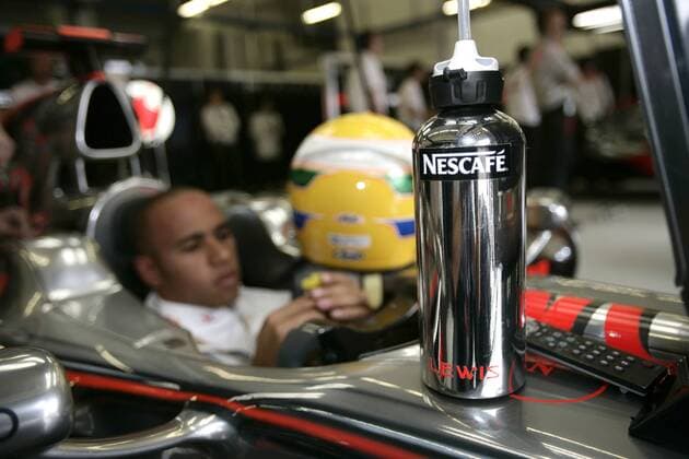 Nescafe Trinkflasche auf dem Boliden von Lewis Hamilton (England McLaren Mercedes) Motorsport Grand Prix Herren Großer Preis der Türkei 2008, Formel 1 Weltmeisterschaft, F1, F, GP, WM Einzelbild Istanbul Motorsport Grand Prix Herren Großer Preis der Türkei 2008, Formel 1 Weltmeisterschaft, F1, F, GP, WM Einzelbild Istanbul