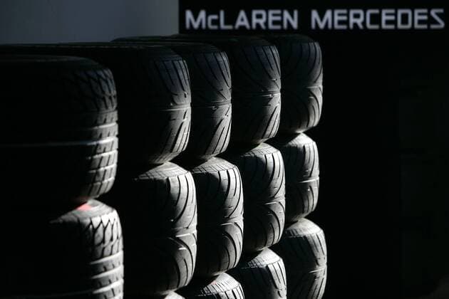 Diverse Reifensätze von McLaren Mercedes liegen bereit Motorsport Grand Prix Herren Großer Preis der Türkei 2008, Formel 1 Weltmeisterschaft, F1, F, GP, WM Gruppe Istanbul Motorsport Grand Prix Herren Großer Preis der Türkei 2008, Formel 1 Weltmeisterschaft, F1, F, GP, WM Gruppe Istanbul