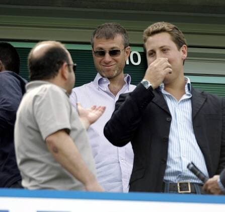Eigentümer Roman Abramovich (Chelsea, Mitte) im Gespräch - EDITORIAL USE ONLY. No use with unauthorised audio, video, data, fixture lists, club league logos or live services. Online in-match use limited to 120 images, no video emulation. No use in betting, games or single club league player publications. Fußball Herren English Premier League 2007 2008, 1. Englische Liga, Chelsea FC London Gruppe London Fußball Herren English Premier League 2007 2008, 1. Englische Liga, Chelsea FC London Gruppe London