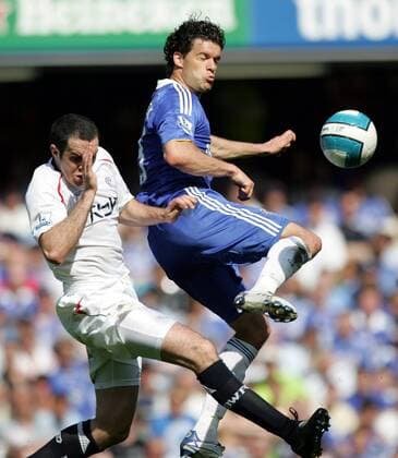 Michael Ballack (Chelsea, re.) gegen Andrew O Brien (Bolton) - EDITORIAL USE ONLY. No use with unauthorised audio, video, data, fixture lists, club league logos or live services. Online in-match use limited to 120 images, no video emulation. No use in betting, games or single club league player publications. Fußball Herren English Premier League 2007 2008, 1. Englische Liga, Chelsea FC London - Bolton Wanderers 1:1 Gruppe London Dynamik, Kampf, Fußball Herren English Premier League 2007 2008, 1. Englische Liga, Chelsea FC London - Bolton Wanderers 1:1 Gruppe London Dynamik, Kampf,
