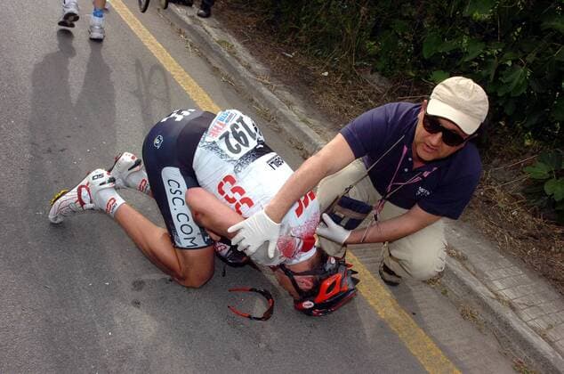 Bradley McGee (Australien CSC, li.) kniet nach einem Sturz verletzt am Boden - Radsport Herren Giro d Italia 2008, ditalia, Straßenradsport, Straße, Rad, Vdig Gruppe 3. Etappe: Catania - Milazzo Radsport Herren Giro d Italia 2008, ditalia, Straßenradsport, Straße, Rad, Vdig Gruppe 3. Etappe: Catania - Milazzo
