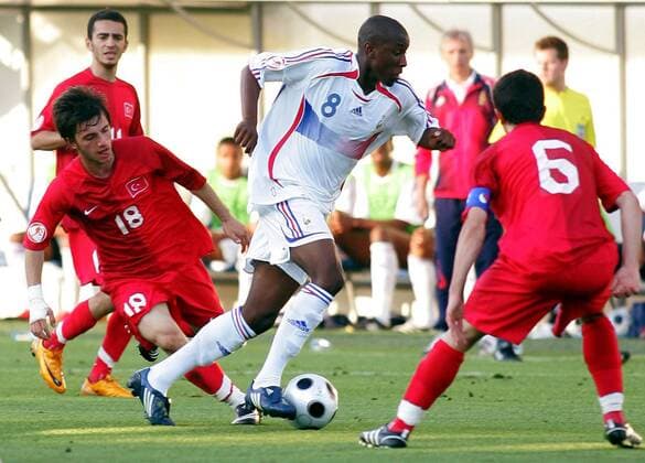 Gael Kakuta (Frankreich U17, Mitte) gegen Emre Colak (li.) und Abdülkadir Kayali (beide Türkei U17) - Fußball Länderspiel Herren U 17 EM 2008, U17, Nationalteam, Nationaltrikot, Junioren, Jugend, Nachwuchs, Halbfinale Gruppe Türkei U17 - Frankreich U17 3:4 n. E. Kundu Dynamik, Fußball Länderspiel Herren U 17 EM 2008, U17, Nationalteam, Nationaltrikot, Junioren, Jugend, Nachwuchs, Halbfinale Gruppe Türkei U17 - Frankreich U17 3:4 n. E. Kundu Dynamik,