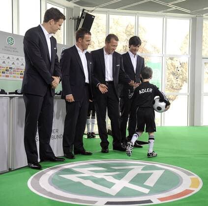 Ein Junge repräsentiert Torwart Rene Adler während der Bekanntgabe des EM Kaders 2008 auf der Zugspitze, daneben v. li.: Teammanager Oliver Bierhoff, Co Trainer Hans Dieter Flick, Torwarttrainer Andreas Köpke, Bundestrainer Joachim Löw (alle Deutschland) Fußball EM Herren Vorschau Euro 2008, Nationalmannschaft, Pressekonferenz, Pressetermin, Vorstellung, DFB, Gruppe Garmisch Partenkirchen, Zugspitze Hansi Fußball EM Herren Vorschau Euro 2008, Nationalmannschaft, Pressekonferenz, Pressetermin, Vorstellung, DFB, Gruppe Garmisch Partenkirchen, Zugspitze Hansi