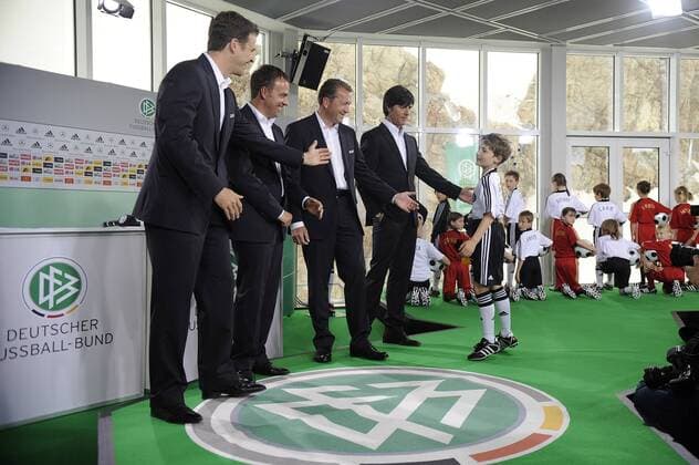Kinder repräsentieren die Spieler während der Bekanntgabe des EM Kaders 2008 auf der Zugspitze, sehr zu Freude von v.li.: Teammanager Oliver Bierhoff, Co Trainer Hans Dieter Flick, Torwarttrainer Andreas Köpke, Bundestrainer Joachim Löw (alle Deutschland) Fußball EM Herren Vorschau Euro 2008, Nationalmannschaft, Pressekonferenz, Pressetermin, Vorstellung, DFB, Gruppe Garmisch Partenkirchen, Zugspitze Hansi Freude, Fußball EM Herren Vorschau Euro 2008, Nationalmannschaft, Pressekonferenz, Pressetermin, Vorstellung, DFB, Gruppe Garmisch Partenkirchen, Zugspitze Hansi Freude,