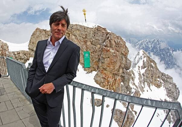 Bundestrainer Joachim Löw (Deutschland) anlässlich der Vorstellung des DFB Kaders für die Euro 2008 auf der Zugspitze Fußball EM Herren Vorschau Euro 2008, Nationalmannschaft, Pressekonferenz, Pressetermin, Vorstellung, DFB Einzelbild Garmisch Partenkirchen, Zugspitze Höhe Fußball EM Herren Vorschau Euro 2008, Nationalmannschaft, Pressekonferenz, Pressetermin, Vorstellung, DFB Einzelbild Garmisch Partenkirchen, Zugspitze Höhe