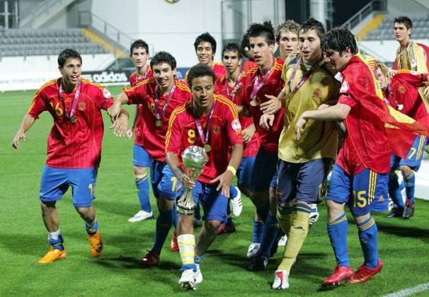 Thiago Alcantara (Spanien U17) bringt den Pokal für den Sieg bei der U17 EM 2008 in Sicherheit - Fußball EM Herren U17 EM 2008, U 17 Nationalmannschaft, Nationaltrikot, Junioren, Jugend Nachwuchs Finale, Länderspiel Gruppe Kundu Freude, Fußball EM Herren U17 EM 2008, U 17 Nationalmannschaft, Nationaltrikot, Junioren, Jugend Nachwuchs Finale, Länderspiel Gruppe Kundu Freude,