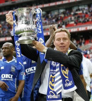 Trainer Harry Redknapp (Portsmouth) präsentiert stolz die Trophäe für den Sieg im FA Cup 2007 2008 - EDITORIAL USE ONLY. No use with unauthorised audio, video, data, fixture lists, club league logos or live services. Online in-match use limited to 120 images, no video emulation. No use in betting, games or single club league player publications. Fußball Herren FA Cup Finale 2007 2008, Englischer Pokal, Pokalspiel, FC Portsmouth Einzelbild o0 Pokalfinale London Begeisterung, Freude, Fußball Herren FA Cup Finale 2007 2008, Englischer Pokal, Pokalspiel, FC Portsmouth Einzelbild o0 Pokalfinale London Begeisterung, Freude,