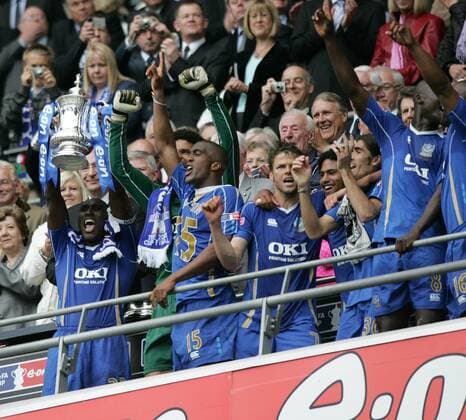 Sol Campbell (Portsmouth, li.) und seine Teamkollegen feiern den Sieg im FA Cup 2007 2008 - EDITORIAL USE ONLY. No use with unauthorised audio, video, data, fixture lists, club league logos or live services. Online in-match use limited to 120 images, no video emulation. No use in betting, games or single club league player publications. Fußball Herren FA Cup Finale 2007 2008, Englischer Pokal, Pokalspiel, FC Portsmouth Gruppe o0 Pokalfinale London Begeisterung, Freude, Fußball Herren FA Cup Finale 2007 2008, Englischer Pokal, Pokalspiel, FC Portsmouth Gruppe o0 Pokalfinale London Begeisterung, Freude,