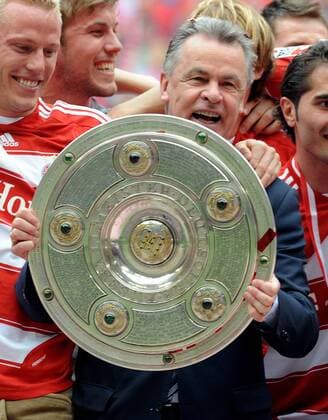 Trainer Ottmar Hitzfeld und Christian Lell (li., beide Bayern) jubeln mit der Meisterschale Fußball 1. BL Herren Saison 2007 2008, FC Bayern München, Deutscher Meister, Deutsche Meisterschaft, Feier, feiern, Gruppe o0 Siegerehrung München Freude, Begeisterung, Fußball 1. BL Herren Saison 2007 2008, FC Bayern München, Deutscher Meister, Deutsche Meisterschaft, Feier, feiern, Gruppe o0 Siegerehrung München Freude, Begeisterung,