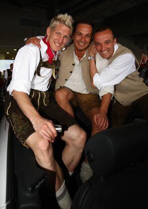 Physiotherapeut Stefan Weickert (Mitte), Bastian Schweinsteiger (li.) und Rehatrainer Thomas Wilhelmi (alle Bayern) feiert den Gewinn der deutschen Meisterschaft 2008 in traditionellem bayrischen Outfit während des Autokorsos durch München Fußball 1. BL Herren Saison 2007 2008, FC Bayern München, Feier, feiern, Meisterfeier, deutscher, Meister deutsche Gruppe München Fußball 1. BL Herren Saison 2007 2008, FC Bayern München, Feier, feiern, Meisterfeier, deutscher, Meister deutsche Gruppe München