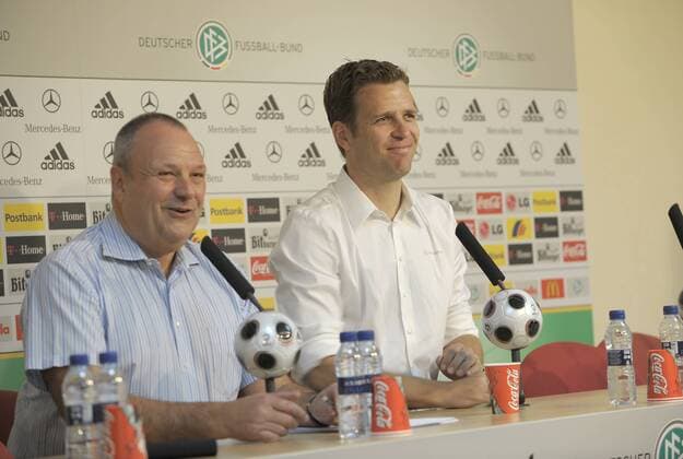 Teammanager Oliver Bierhoff (re.) und Pressesprecher Harald Stenger (beide Deutschland) Fußball EM Herren Vorschau Euro 2008, Nationalteam, Trainingslager, Pressekonferenz, Pressetermin, Gruppe Palma de Mallorca Fußball EM Herren Vorschau Euro 2008, Nationalteam, Trainingslager, Pressekonferenz, Pressetermin, Gruppe Palma de Mallorca