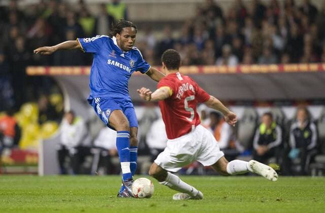 Didier Drogba (Chelsea, li.) gegen Rio Ferdinand (Manchester United) - EDITORIAL USE ONLY. No use with unauthorised audio, video, data, fixture lists, club league logos or live services. Online in-match use limited to 120 images, no video emulation. No use in betting, games or single club league player publications. Fußball EC 1 Herren Champions League Finale 2007 2008, Manchester United - Chelsea FC London, Manu, Gruppe Moskau Dynamik, Kampf, Fußball EC 1 Herren Champions League Finale 2007 2008, Manchester United - Chelsea FC London, Manu, Gruppe Moskau Dynamik, Kampf,