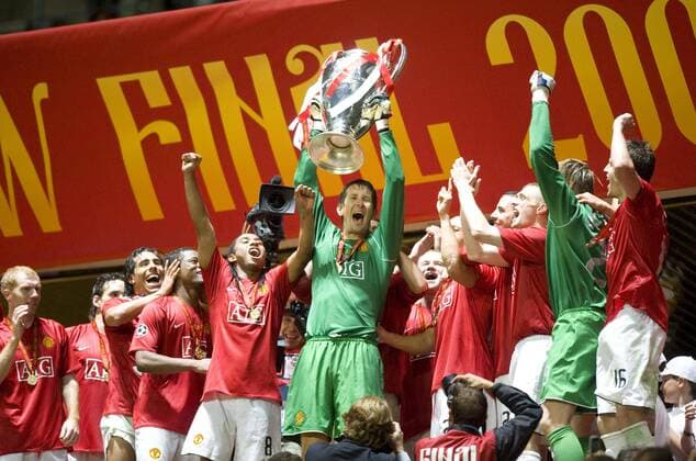 Manchester United ist Champions League Sieger 2007 2008, Edwin van der Sar mit der Trophäe - EDITORIAL USE ONLY. No use with unauthorised audio, video, data, fixture lists, club league logos or live services. Online in-match use limited to 120 images, no video emulation. No use in betting, games or single club league player publications. Fußball EC 1 Herren Champions League 2007 2008, ManU, Finale Totale Moskau Freude, Begeisterung, Fußball EC 1 Herren Champions League 2007 2008, ManU, Finale Totale Moskau Freude, Begeisterung,