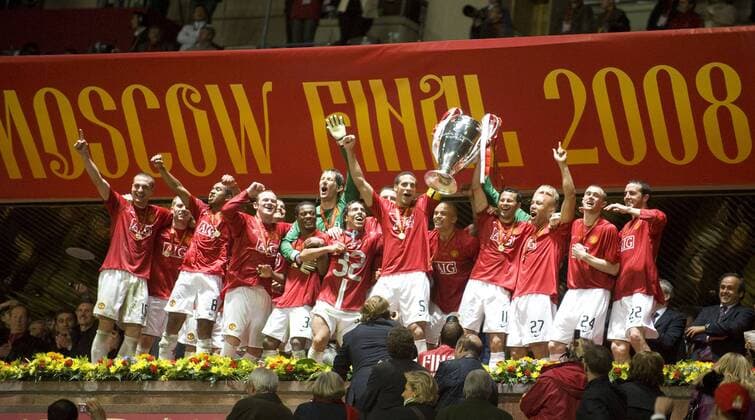 Manchester United ist Champions League Sieger 2007 2008, Ryan Giggs (4.v.re.) und Rio Ferdinand (6.v.re.) mit Trophäe - EDITORIAL USE ONLY. No use with unauthorised audio, video, data, fixture lists, club league logos or live services. Online in-match use limited to 120 images, no video emulation. No use in betting, games or single club league player publications. Fußball EC 1 Herren Champions League 2007 2008, ManU, Finale Totale Moskau Freude, Begeisterung, Fußball EC 1 Herren Champions League 2007 2008, ManU, Finale Totale Moskau Freude, Begeisterung,