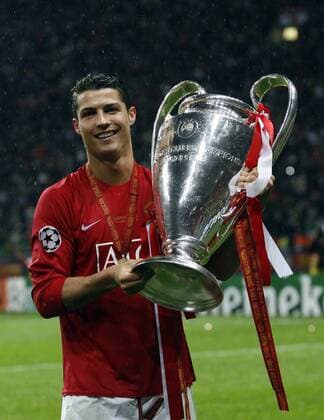 Manchester United ist Champions League Sieger 2007 2008, Cristiano Ronaldo mit der Trophäe - EDITORIAL USE ONLY. No use with unauthorised audio, video, data, fixture lists, club league logos or live services. Online in-match use limited to 120 images, no video emulation. No use in betting, games or single club league player publications. Fußball EC 1 Herren Champions League 2007 2008, ManU, Finale Einzelbild Moskau Freude, Begeisterung, Fußball EC 1 Herren Champions League 2007 2008, ManU, Finale Einzelbild Moskau Freude, Begeisterung,