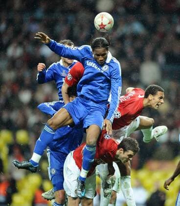 Didier Drogba (Chelsea, Mitte) gegen Rio Ferdinand (re.) und Michael Carrick (beide Manchester United) Fußball EC 1 Herren Champions League 2007 2008, Finale, Manchester United - Chelsea FC London 6:5 n. E., ManU Gruppe Moskau Dynamik, Kampf, Fußball EC 1 Herren Champions League 2007 2008, Finale, Manchester United - Chelsea FC London 6:5 n. E., ManU Gruppe Moskau Dynamik, Kampf,