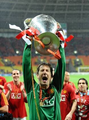Torwart Edwin van der Sar (Manchester United) präsentiert die Trophäe für den Gewinn der Champions League Fußball EC 1 Herren Champions League 2007 2008, Finale, Manchester United, ManU Einzelbild Moskau Freude, Begeisterung, Fußball EC 1 Herren Champions League 2007 2008, Finale, Manchester United, ManU Einzelbild Moskau Freude, Begeisterung,