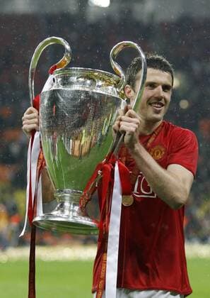Michael Carrick (Manchester United) präsentiert die Trophäe für den Gewinn der Champions League 2007 2008 - EDITORIAL USE ONLY. No use with unauthorised audio, video, data, fixture lists, club league logos or live services. Online in-match use limited to 120 images, no video emulation. No use in betting, games or single club league player publications. Fußball EC 1 Herren Champions League 2007 2008, Finale, Manchester United, ManU Einzelbild Moskau Fußball EC 1 Herren Champions League 2007 2008, Finale, Manchester United, ManU Einzelbild Moskau