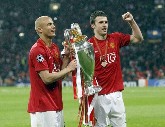 Michael Carrick (re.) und Wesley Brown (beide Manchester United) präsentieren die Trophäe für den Gewinn der Champions League 2007 2008 - EDITORIAL USE ONLY. No use with unauthorised audio, video, data, fixture lists, club league logos or live services. Online in-match use limited to 120 images, no video emulation. No use in betting, games or single club league player publications. Fußball EC 1 Herren Champions League 2007 2008, Finale, Manchester United, ManU Gruppe Moskau Fußball EC 1 Herren Champions League 2007 2008, Finale, Manchester United, ManU Gruppe Moskau