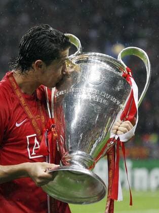 Cristiano Ronaldo (Manchester United) küsst die Trophäe für den Gewinn der Champions League 2007 2008 - EDITORIAL USE ONLY. No use with unauthorised audio, video, data, fixture lists, club league logos or live services. Online in-match use limited to 120 images, no video emulation. No use in betting, games or single club league player publications. Fußball EC 1 Herren Champions League 2007 2008, Finale, ManU Einzelbild Moskau Fußball EC 1 Herren Champions League 2007 2008, Finale, ManU Einzelbild Moskau