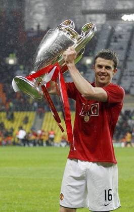 Michael Carrick (Manchester United) präsentiert die Trophäe für den Gewinn der Champions League 2007 2008 - EDITORIAL USE ONLY. No use with unauthorised audio, video, data, fixture lists, club league logos or live services. Online in-match use limited to 120 images, no video emulation. No use in betting, games or single club league player publications. Fußball EC 1 Herren Champions League 2007 2008, Finale, ManU Einzelbild Moskau Freude, Fußball EC 1 Herren Champions League 2007 2008, Finale, ManU Einzelbild Moskau Freude,
