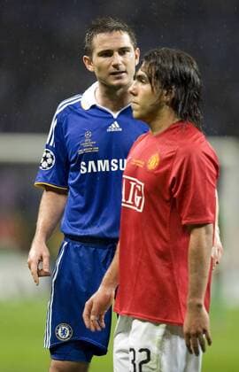 Frank Lampard (Chelsea, li.) konfrontiert Carlos Tevez (Manchester United) - EDITORIAL USE ONLY. No use with unauthorised audio, video, data, fixture lists, club league logos or live services. Online in-match use limited to 120 images, no video emulation. No use in betting, games or single club league player publications. Fußball EC 1 Herren Champions League 2007 2008, Finale, Manchester United - Chelsea FC London, ManU Gruppe Moskau Fußball EC 1 Herren Champions League 2007 2008, Finale, Manchester United - Chelsea FC London, ManU Gruppe Moskau