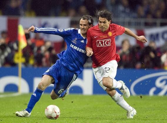 Carlos Tevez (Manchester United, re.) gegen Ricardo Carvalho (Chelsea) - EDITORIAL USE ONLY. No use with unauthorised audio, video, data, fixture lists, club league logos or live services. Online in-match use limited to 120 images, no video emulation. No use in betting, games or single club league player publications. Fußball EC 1 Herren Champions League 2007 2008, Finale, Manchester United - Chelsea FC London, ManU Gruppe Moskau Dynamik, Fußball EC 1 Herren Champions League 2007 2008, Finale, Manchester United - Chelsea FC London, ManU Gruppe Moskau Dynamik,