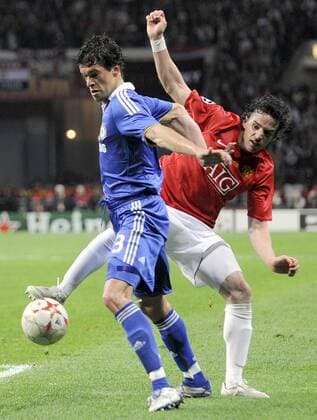 Michael Ballack (Chelsea, li.) gegen Owen Hargreaves (Manchester United) Fußball EC 1 Herren Champions League 2007 2008, Finale, Manchester United - Chelsea FC London 6:5 n. E., ManU Gruppe Moskau Dynamik, Kampf, Fußball EC 1 Herren Champions League 2007 2008, Finale, Manchester United - Chelsea FC London 6:5 n. E., ManU Gruppe Moskau Dynamik, Kampf,