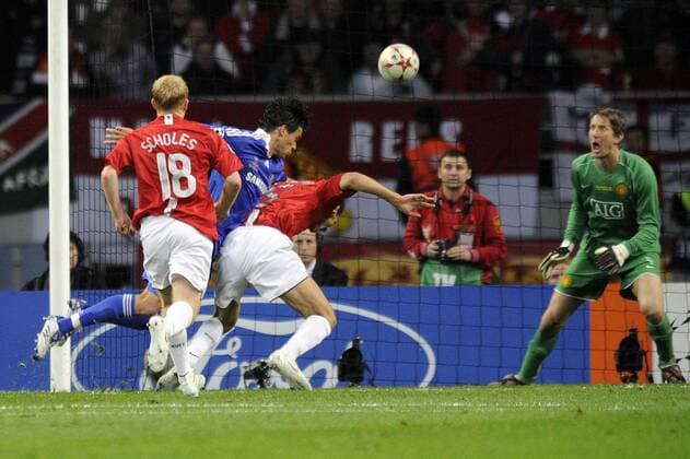 Michael Ballack (Chelsea, 2. v. re.) gegen drei Spieler von Manchester United, v. re.: Torwart Edwin van der Sar, Rio Ferdinand und Paul Scholes Fußball EC 1 Herren Champions League 2007 2008, Finale, Manchester United - Chelsea FC London 6:5 n. E., ManU Gruppe Moskau Dynamik, Kampf, Fußball EC 1 Herren Champions League 2007 2008, Finale, Manchester United - Chelsea FC London 6:5 n. E., ManU Gruppe Moskau Dynamik, Kampf,