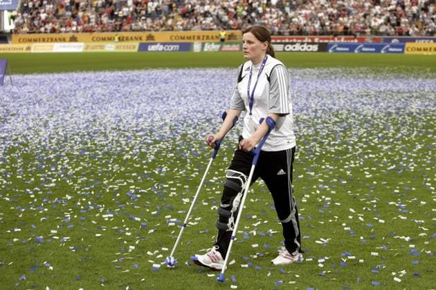 Pia Wunderlich (FFC Frankfurt) verletzte UEFA Womens Cup Siegerin 2008 Fußball EC 1 Damen UEFA Womens Cup Finale 2007 2008, Pokal, Europapokal, Women, Frauen, Frauenfußball Einzelbild Frankfurt M. Fußball EC 1 Damen UEFA Womens Cup Finale 2007 2008, Pokal, Europapokal, Women, Frauen, Frauenfußball Einzelbild Frankfurt M.