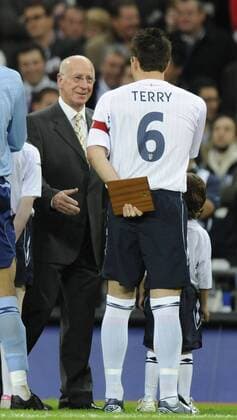 Fußballlegende Sir Bobby Charlton (England, li.) und John Terry (beide England) - EDITORIAL USE ONLY. No use with unauthorised audio, video, data, fixture lists, club league logos or live services. Online in-match use limited to 120 images, no video emulation. No use in betting, games or single club league player publications. Fußball Länderspiel Herren Freundschaftsspiel 2008, Test, Testspiel, Nationalmannschaft, Nationaltrikot Gruppe London Fußball Länderspiel Herren Freundschaftsspiel 2008, Test, Testspiel, Nationalmannschaft, Nationaltrikot Gruppe London