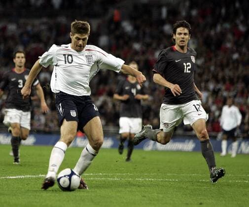 Steven Gerrard (England, li.) trifft zum 2:0 gegen Heath Pearce (USA) - Fußball Länderspiel Herren Freundschaftsspiel 2008, Test, Testspiel, Nationalteam, Nationaltrikot, England - USA 2:0 Gruppe London Dynamik, Fußball Länderspiel Herren Freundschaftsspiel 2008, Test, Testspiel, Nationalteam, Nationaltrikot, England - USA 2:0 Gruppe London Dynamik,