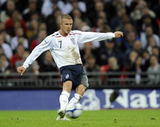 David Beckham (England) am Ball - EDITORIAL USE ONLY. No use with unauthorised audio, video, data, fixture lists, club league logos or live services. Online in-match use limited to 120 images, no video emulation. No use in betting, games or single club league player publications. Fußball Länderspiel Herren Freundschaftsspiel 2008, Test, Testspiel, Nationalmannschaft, Nationaltrikot Einzelbild London Dynamik, Fußball Länderspiel Herren Freundschaftsspiel 2008, Test, Testspiel, Nationalmannschaft, Nationaltrikot Einzelbild London Dynamik,