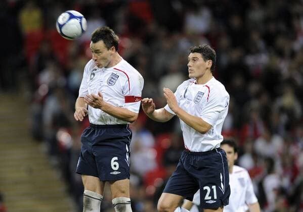 John Terry (li.) und Gareth Barry (beide England) - EDITORIAL USE ONLY. No use with unauthorised audio, video, data, fixture lists, club league logos or live services. Online in-match use limited to 120 images, no video emulation. No use in betting, games or single club league player publications. Fußball Länderspiel Herren Freundschaftsspiel 2008, Test, Testspiel, Nationalmannschaft, Nationaltrikot Gruppe London Dynamik, Fußball Länderspiel Herren Freundschaftsspiel 2008, Test, Testspiel, Nationalmannschaft, Nationaltrikot Gruppe London Dynamik,
