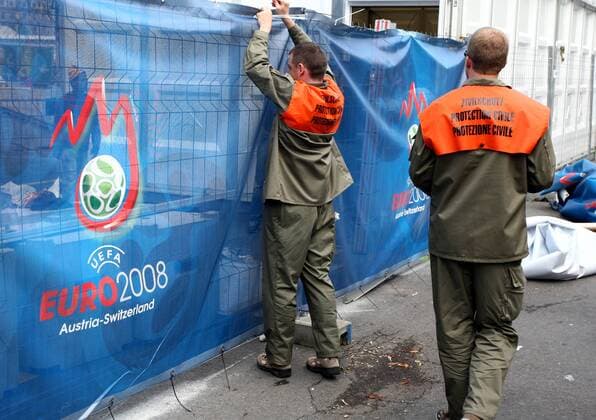 Bauarbeiter errichten eine Absperrung für die Euro 2008 Fan Zone in Genf - Fußball EM Herren Vorschau Euro 2008, Fanzone, Aufbau, aufbauen, Bau, bauen, Bauarbeiten, Baustelle, Vorbereitung, Gruppe Genf Fußball EM Herren Vorschau Euro 2008, Fanzone, Aufbau, aufbauen, Bau, bauen, Bauarbeiten, Baustelle, Vorbereitung, Gruppe Genf