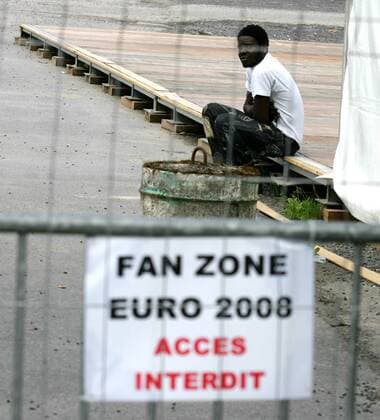 Noch ist der Zutritt zur Fan Zone für die Euro 2008 in Genf verboten - Fußball EM Herren Vorschau Euro 2008, Fanzone, Aufbau, aufbauen, Bau, bauen, Bauarbeiten, Baustelle, Vorbereitung, Einzelbild Genf Fußball EM Herren Vorschau Euro 2008, Fanzone, Aufbau, aufbauen, Bau, bauen, Bauarbeiten, Baustelle, Vorbereitung, Einzelbild Genf