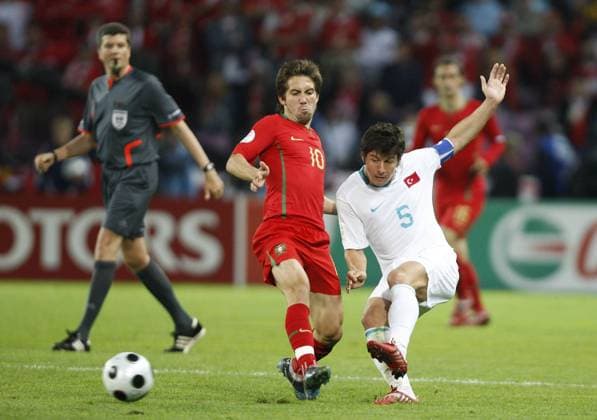 Joao Moutinho (Portugal, li.) gegen Emre Belözoglu (Türkei) - Fußball EM Herren Euro 2008, Nationalteam, Länderspiel, Nationaltrikot, Portugal - Türkei 2:0 Gruppe Genf Dynamik, Fußball EM Herren Euro 2008, Nationalteam, Länderspiel, Nationaltrikot, Portugal - Türkei 2:0 Gruppe Genf Dynamik,