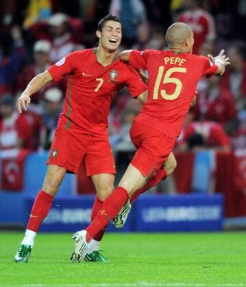 Cristiano Ronaldo (li.) und Pepe (beide Portugal) - Torjubel Fußball Länderspiel Herren EURO 2008, EM, Nationalteam, Nationaltrikot Gruppe Genf Freude, Begeisterung, Fußball Länderspiel Herren EURO 2008, EM, Nationalteam, Nationaltrikot Gruppe Genf Freude, Begeisterung,