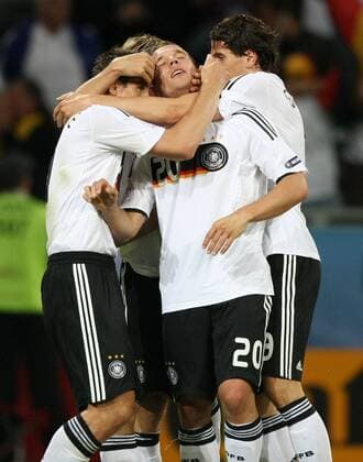 Torjubel Deutschland mit Torschütze Lukas Podolski Fußball EM Herren Euro 2008, Länderspiel, Nationalmannschaft, Nationaltrikot, Deutschland Gruppe Klagenfurt Freude, Fußball EM Herren Euro 2008, Länderspiel, Nationalmannschaft, Nationaltrikot, Deutschland Gruppe Klagenfurt Freude,