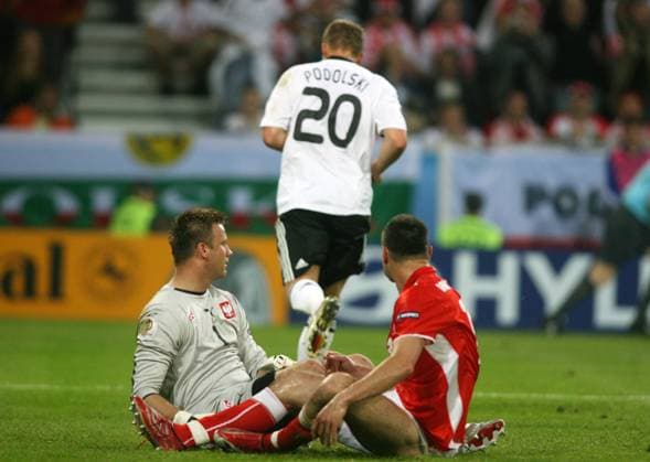Torwart Artur Boruc (li.) und Marcin Wasilewski (beide Polen) schauen enttäuscht Lukas Podolski (Deutschland) hinterher, welcher zum Torjubel abdreht Fußball EM Herren Euro 2008, Länderspiel, Nationalmannschaft, Nationaltrikot, Deutschland - Polen Gruppe Klagenfurt Enttäuschung, Freude, Fußball EM Herren Euro 2008, Länderspiel, Nationalmannschaft, Nationaltrikot, Deutschland - Polen Gruppe Klagenfurt Enttäuschung, Freude,