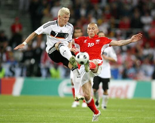 Bastian Schweinsteiger (Deutschland, li.) gegen Mariusz Lewandowski (Polen) Fußball EM Herren Euro 2008, Länderspiel, Nationalmannschaft, Nationaltrikot, Deutschland - Polen 2:0 Gruppe Klagenfurt Dynamik, Fußball EM Herren Euro 2008, Länderspiel, Nationalmannschaft, Nationaltrikot, Deutschland - Polen 2:0 Gruppe Klagenfurt Dynamik,