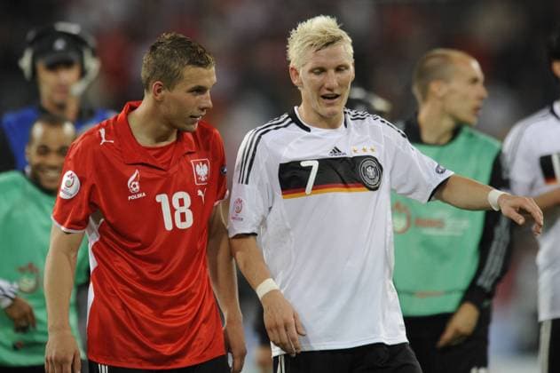 Zweifacher Torschütze Lukas Podolski (li.) im Polen Trikot neben Bastian Schweinsteiger (beide Deutschland) Fußball Länderspiel Herren Euro 2008, EM, Nationalmannschaft, Nationaltrikot, Deutschland - Polen 2:0 Gruppe Klagenfurt Freude, Fußball Länderspiel Herren Euro 2008, EM, Nationalmannschaft, Nationaltrikot, Deutschland - Polen 2:0 Gruppe Klagenfurt Freude,