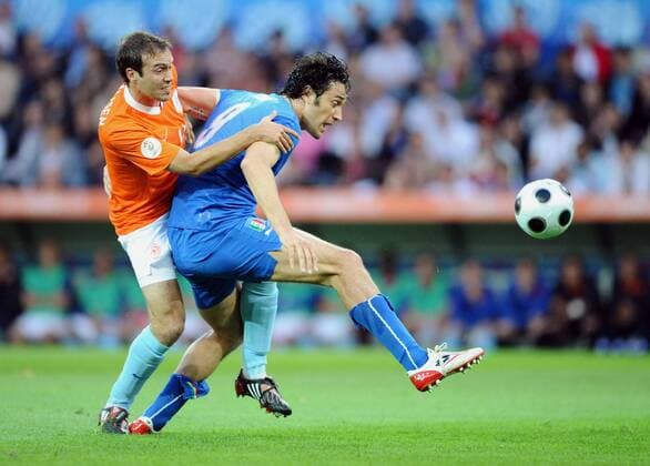 Joris Mathijsen (Niederlande, li.) gegen Luca Toni (Italien) - Fußball Länderspiel Herren EURO 2008, EM, Nationalteam, Nationaltrikot, Italien - Niederlande Gruppe Bern Dynamik, Kampf, Fußball Länderspiel Herren EURO 2008, EM, Nationalteam, Nationaltrikot, Italien - Niederlande Gruppe Bern Dynamik, Kampf,